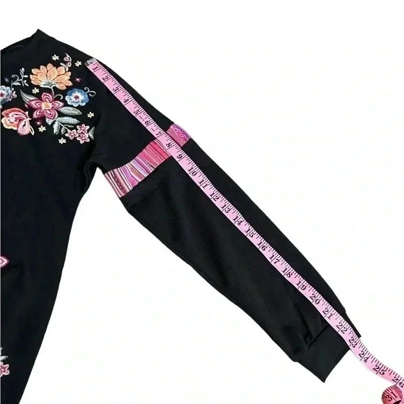 Andree by Unit Black Pull Over Floral Embroidered Sweater Women’s size Small - Picture 8 of 11